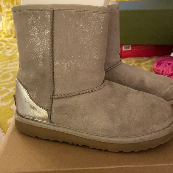 Girls size 3 kids classic shimmer uggs - Picture 4 of 10